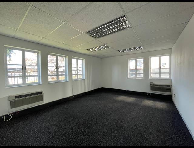 9,626M² OFFICE FOR SALE IN BRYANSTON